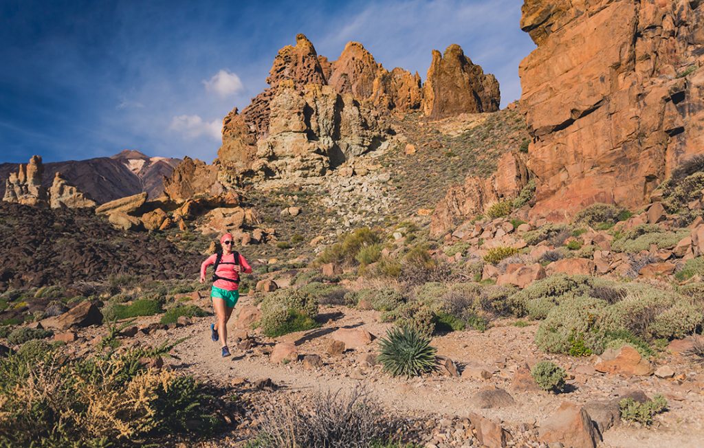 Läuferin in der Wüste auf einem Trail
