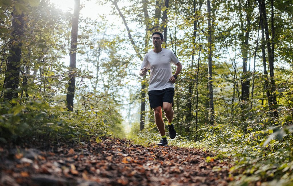 Lauftrainer Patrick Pöschl beim Laufen durch den Wald