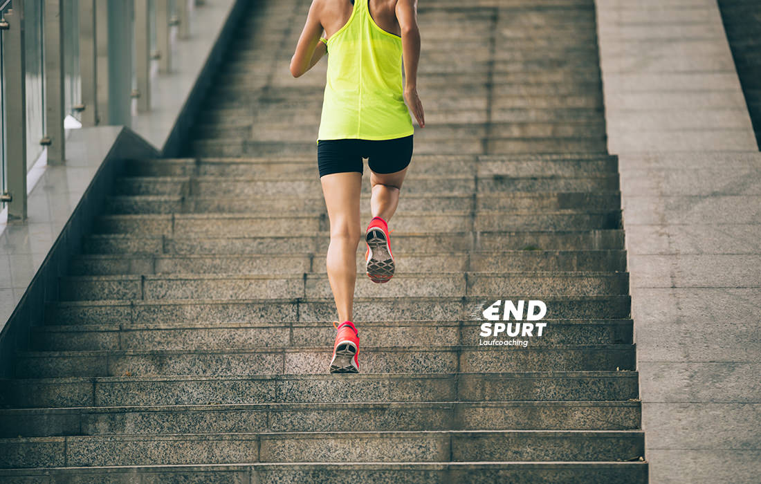 Läuferin die Treppen hoch läuft dank Motivation zum Laufen