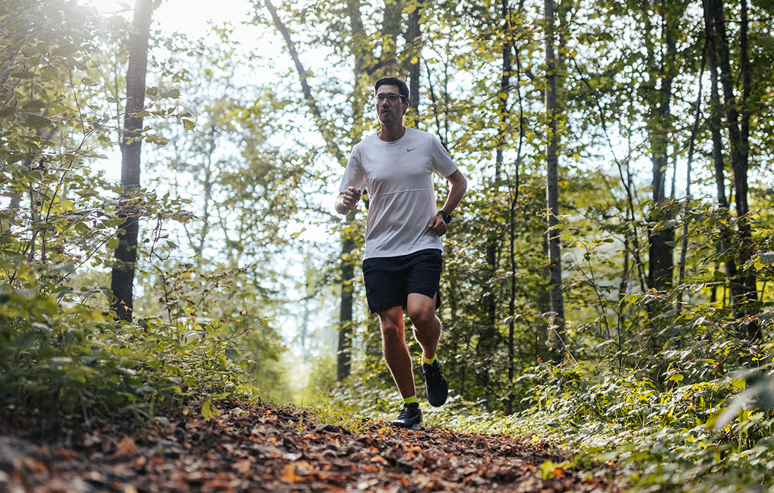 Lauftrainer Patrick Pöschl beim Dauerlauf durch den Wald